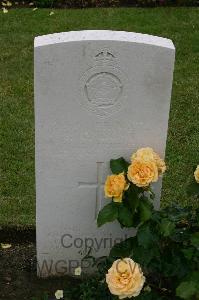 Lillers Communal Cemetery - Loye, Reginald Philip