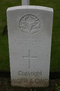 Lillers Communal Cemetery - MacKenzie, D