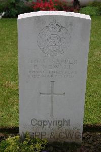 Lillers Communal Cemetery - Newall, Philip