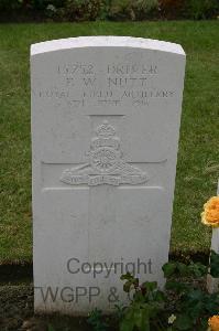Lillers Communal Cemetery - Nutt, Frederick William
