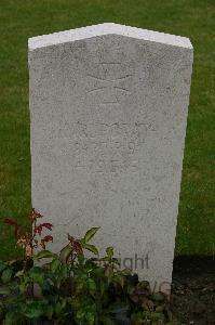 Lillers Communal Cemetery - Porath, Karl