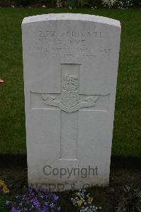 Lillers Communal Cemetery - Pye, A
