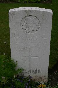 Lillers Communal Cemetery - Smith, R