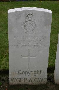 Lillers Communal Cemetery - Stevens, F