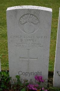 Lillers Communal Cemetery - Street, B