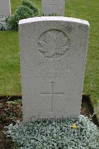 Lillers Communal Cemetery - Valiquet, A E