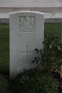 Woburn Abbey Cemetery Cuinchy - White, W H