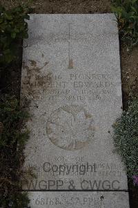 Wimereux Communal Cemetery - Edwards, Vincent