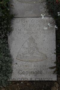 Wimereux Communal Cemetery - Hope, Duncan