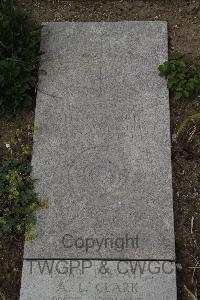 Wimereux Communal Cemetery - Howard, J W