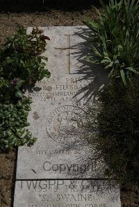 Wimereux Communal Cemetery - Hubbard, Robert