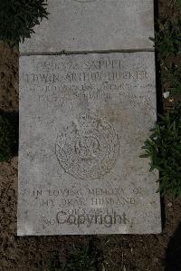 Wimereux Communal Cemetery - Hucker, Edwin Arthur