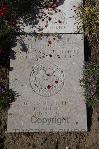 Wimereux Communal Cemetery - Hughes, Howard