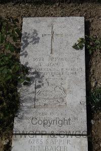 Wimereux Communal Cemetery - Jones, Elijah