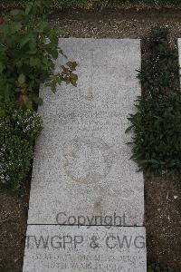 Wimereux Communal Cemetery - Leach, Douglas
