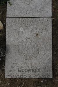 Wimereux Communal Cemetery - Mann, J