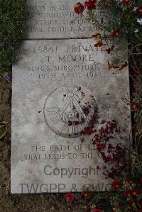 Wimereux Communal Cemetery - Moore, Thomas