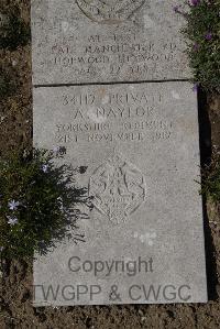 Wimereux Communal Cemetery - Naylor, Archibald