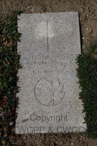 Wimereux Communal Cemetery - Robertson, Stanley Currie