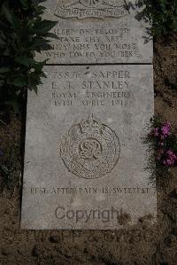 Wimereux Communal Cemetery - Stanford, R J