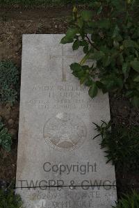 Wimereux Communal Cemetery - Uden, H