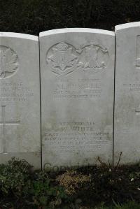Longuenesse (St. Omer) Souvenir Cemetery - White, W