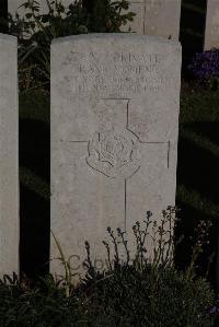 Terlincthun British Cemetery Wimille - Moment, Frank