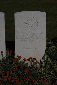 Terlincthun British Cemetery Wimille - Morris, Thomas