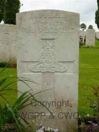 Warlincourt Halte British Cemetery Saulty - White, W