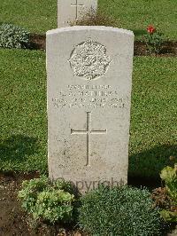 Naples War Cemetery - Matthews, Gerald Albert