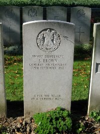 La Kreule Military Cemetery Hazebrouck - Brown, S