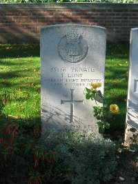 La Kreule Military Cemetery Hazebrouck - Lunt, T