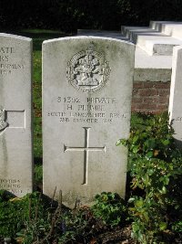 La Kreule Military Cemetery Hazebrouck - Plumbe, H