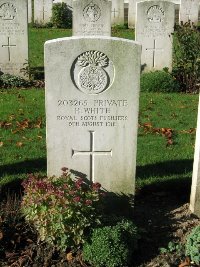 La Kreule Military Cemetery Hazebrouck - White, Hendry