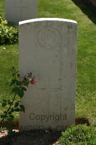 Namps-Au-Val British Cemetery - Cummins, A E