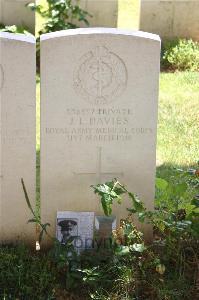 Namps-Au-Val British Cemetery - Davies, J L