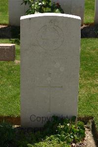 Namps-Au-Val British Cemetery - Holland, J