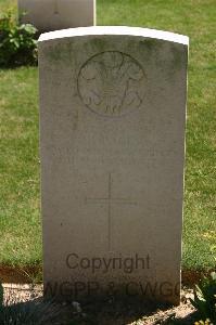 Namps-Au-Val British Cemetery - Page, Roy