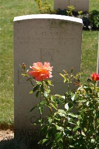 Namps-Au-Val British Cemetery - Pease, E