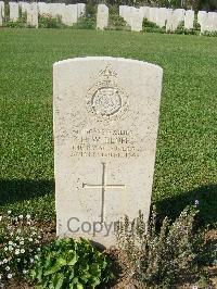 Sangro River War Cemetery - Benee, Horace William