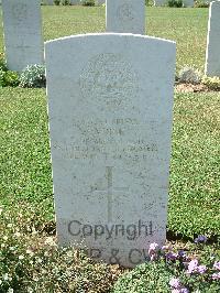 Sangro River War Cemetery - Dick, James