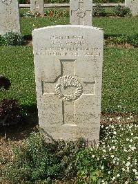 Sangro River War Cemetery - Wood, Raymond George