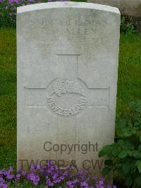 Etaples Military Cemetery - Alleen, Richard Herbert