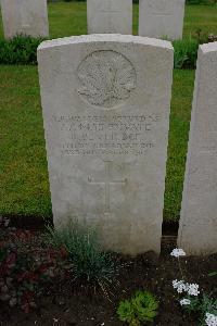 Etaples Military Cemetery - Waddell, R B