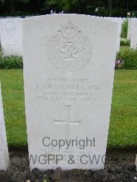 Etaples Military Cemetery - Cratchley, A