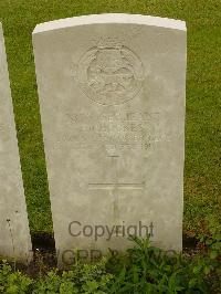 Etaples Military Cemetery - Crookes, F