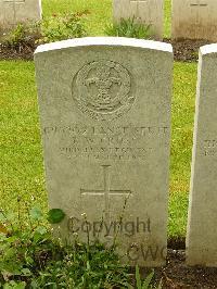 Etaples Military Cemetery - Cross, Richard Walter