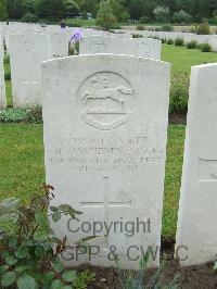 Etaples Military Cemetery - Dagger, Thomas Henry