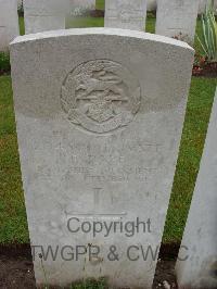 Etaples Military Cemetery - Dare, F