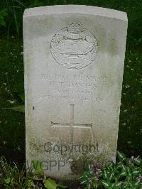 Etaples Military Cemetery - Davies, D T